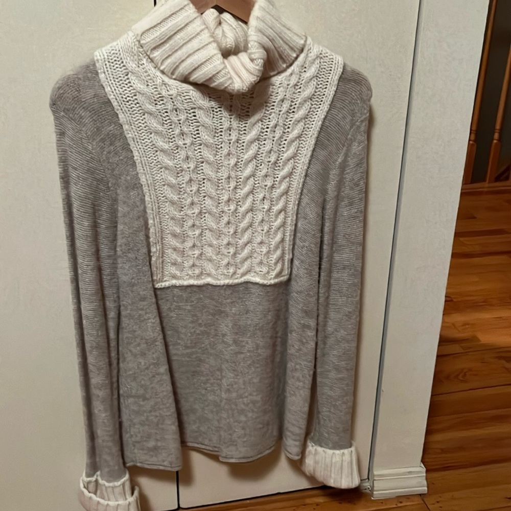 Tory burch sweater excellent condition size L